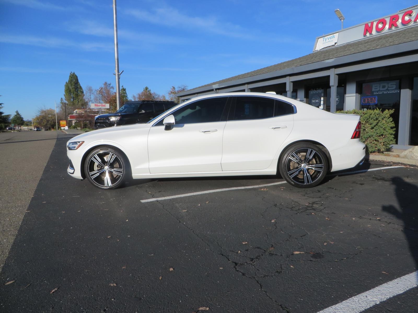 2019 White /BROWN Volvo S60 Inscription (7JRA22TL8KG) with an 4-Cyl, Drive-E, Turbo, Supercharged, 2.0 Liter engine, Automatic, 8-Spd Geartronic w/Adaptive Shift transmission, located at 2630 Grass Valley Highway, Auburn, CA, 95603, (530) 508-5100, 38.937893, -121.095482 - Photo #7